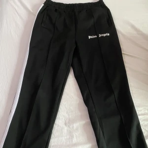 Palm angels byxor  - Palm angels byxor i väldigt bra skick, säljes då jag it använder dem. Sitter bra på mig som är 185. Skick 9/10. Nypris 3,5k. Pris går att diskutera.
