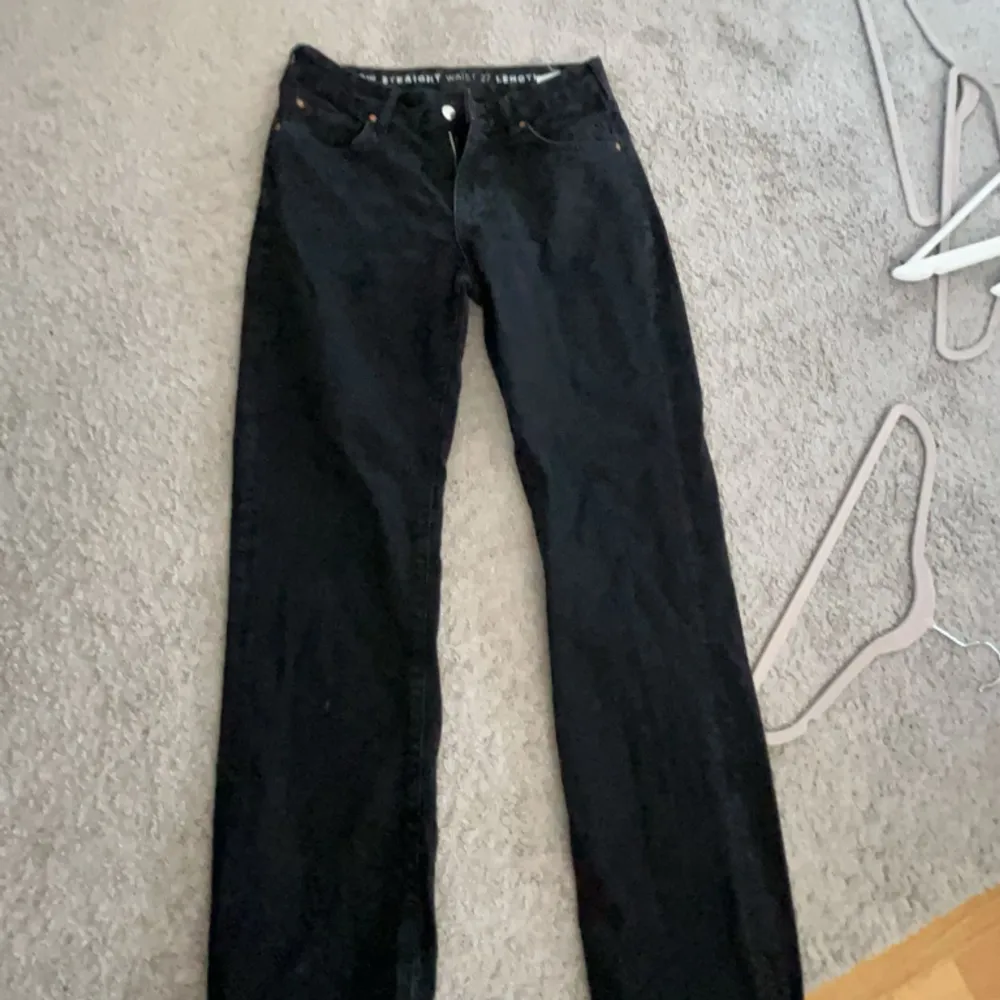 Dom sitter straight och sitter super bra på mig som är 160! säljer pga dom inte kommer till användning❤️ vill ni se bild hur dom sitter på så skriv. Köpta för 700kr. Jeans & Byxor.