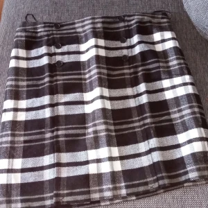 Kort kjol mönstrad stl 42-44 . - Helt ny och oanvänd kort kjol med innefoder stl 42-44 .