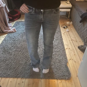Lowwaist jeans - Säljer dessa Lowwaist flare/bootcut jeans från hm, helt slutsålda. 💗 strl 38 men skulle säga mer som 36. Använda några gånger men superbra skick,  inga defekter. Svårt att se färgen på bild men skriv för mer bilder😊