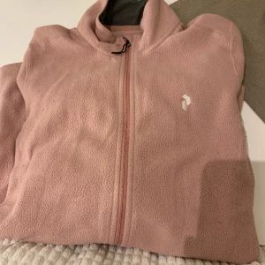 Peak performance fleecetröja  - Välanvänd fleecetröja från peak. 🩷 