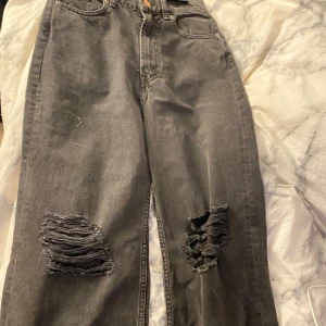 Helt nya svarta byxor - Helt nya, passade inte mig så dom ligger bara här lapparna finns kvar så man ser dom är helt nya 