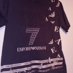 EA7 Tröja  - Lite uttöjd men annars i toppen skick  🔥🔥💯😎