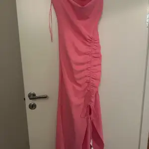 Säljer min rosa klänning från zara, aldrig använt!