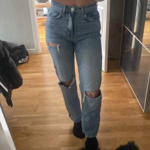 Säljer favorit jeansen från i somras eftersom att jag knappt kommer i dom längre😅rumpan blir otroligt snygg i dom och de är stretchiga och bekväma för att vara jeans. 