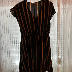 Klänning  - Bra skick, osäker på storleken men skulle säga s/m. Hon på bilden brukar ha s och m. Skriv vid fler frågor!💕