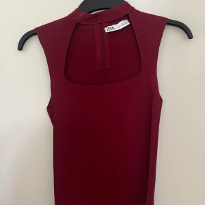 Röd topp  - Fin vinröd topp ursprungligen från Zara. Perfekt till både festligheter och vardag! 