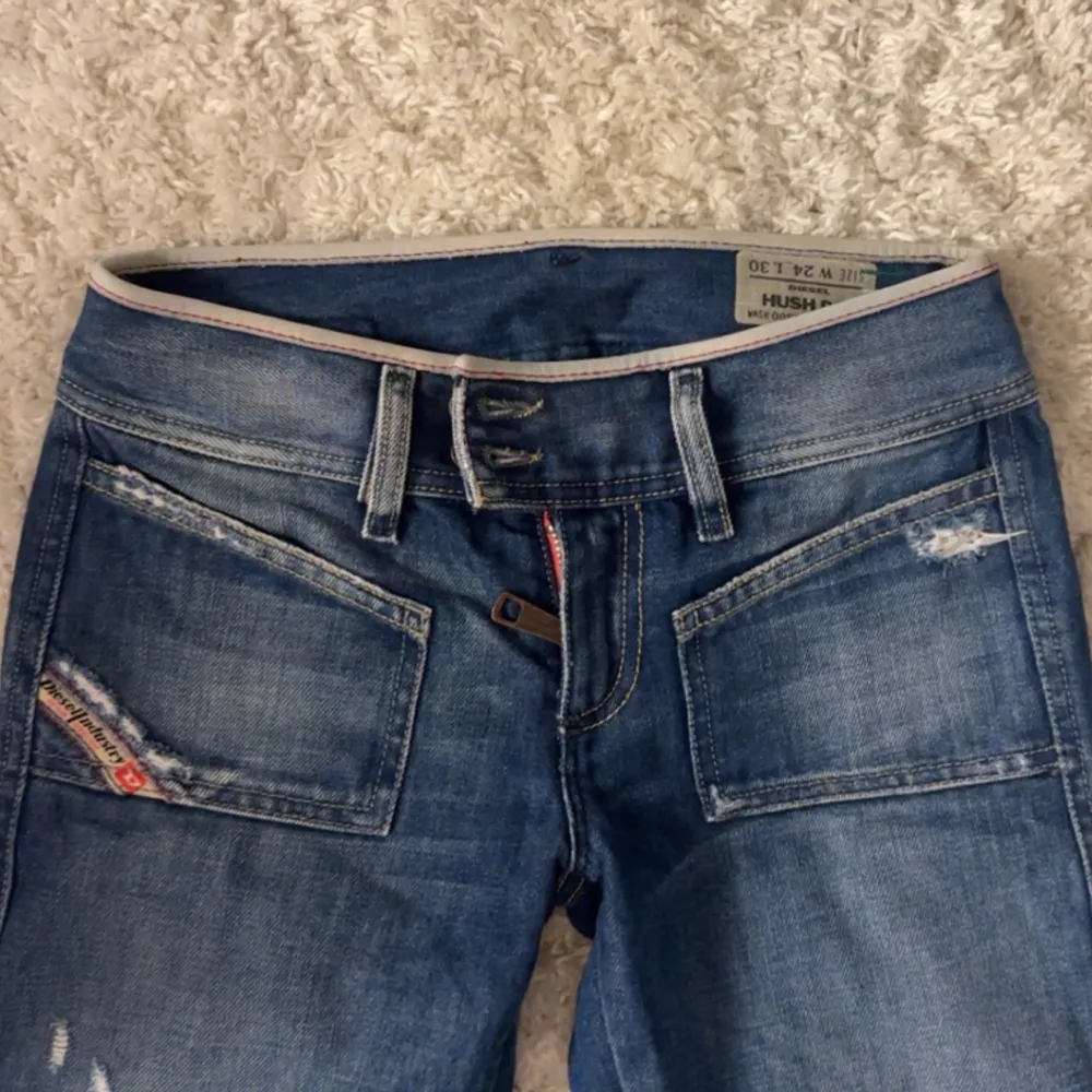 Säljer dessa skitsnygga raka diesel jeans som tyvärr inte har kommit till användning😭😭😖Strlk w24/l30. Använd gärna köp nu🥰. Jeans & Byxor.