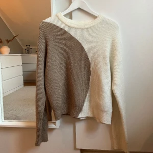 Stickad tröja - Säljer denna så fina stickade tröjan med coolt mönster💕Storleken är XS men passar även mig som vanligtvis bär S💗