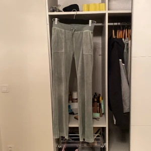 Juicy couture byxa - Jag säljer min juciy byxa då den tyvär inte kommer till användning har en liten fläk men syns inte! Då silver knapparna där framme har åkt av annars äkta❤️