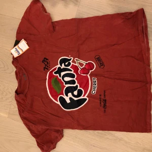 Tshirt - Helt ny oanvänd T-shirt med fett tryck