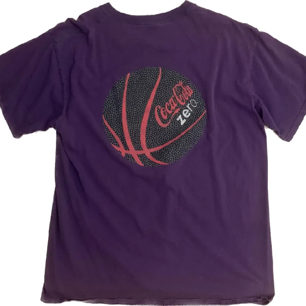 Vintage Amerikansk highschool basket lag x coca cola collab. Thriftad i USA!  . T-shirts.