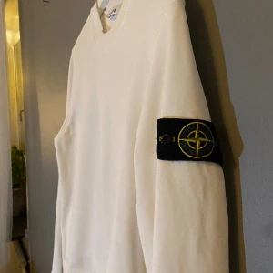 Stone island sweatshirt - En fet sweatshirt i bra skick som jag inte använt så mycket men tyvärr vuxit ur den👍🏻 priset kan diskuteras vid snabb affär.