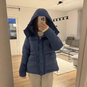 Pufferjacka  - Intressekollw på min vinterjacka från indiska! Säljer endast vi bra bud!❣️lite sminkfläckar vid halsen, men syns knappt, finns inga andra defekter vad jag ser, tryck gärna på köp nu❣️obs  bilderna är lånade från förra ägaren❣️tryck gärna på köp nu!!