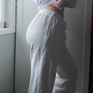 Vita mjukis från Intimissimi🤍(petite) - Säljer nu mina vita mjukisbyxor från Intimissimi. Jag säljer de för att de är för korta för mig. Jag är 1,66. (Troligtvis petite) De är tvättade några gånger och inte lika fluffiga som de varit men fortfarande väldigt mysiga!🤍 Dessa byxor säljs ej längre.