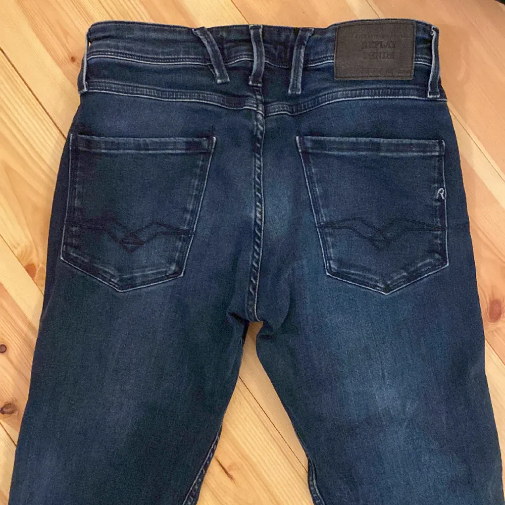 Tjena, säljer dessa riktigt snygga eftertraktade replay anbass jeans eftersom de är för långa för mig (173cm). W28 L34 passar perfekt runt 180cm. Nypris =1799kr mitt pris =500kr. pris kan diskuteras. Hör av dig ifall du har några funderingar /mvh Teo. Jeans & Byxor.