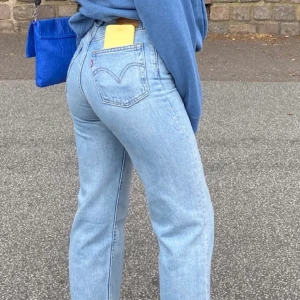 Levis 501 Ribcage straight  - Säljer ett par av mina favoritjeans från Levis då de inte kommer till användning så mycket längre. Köpa för ca 1200 kr och de är fortfarande i toppskick och sitter jättebra! Priset går att diskutera 