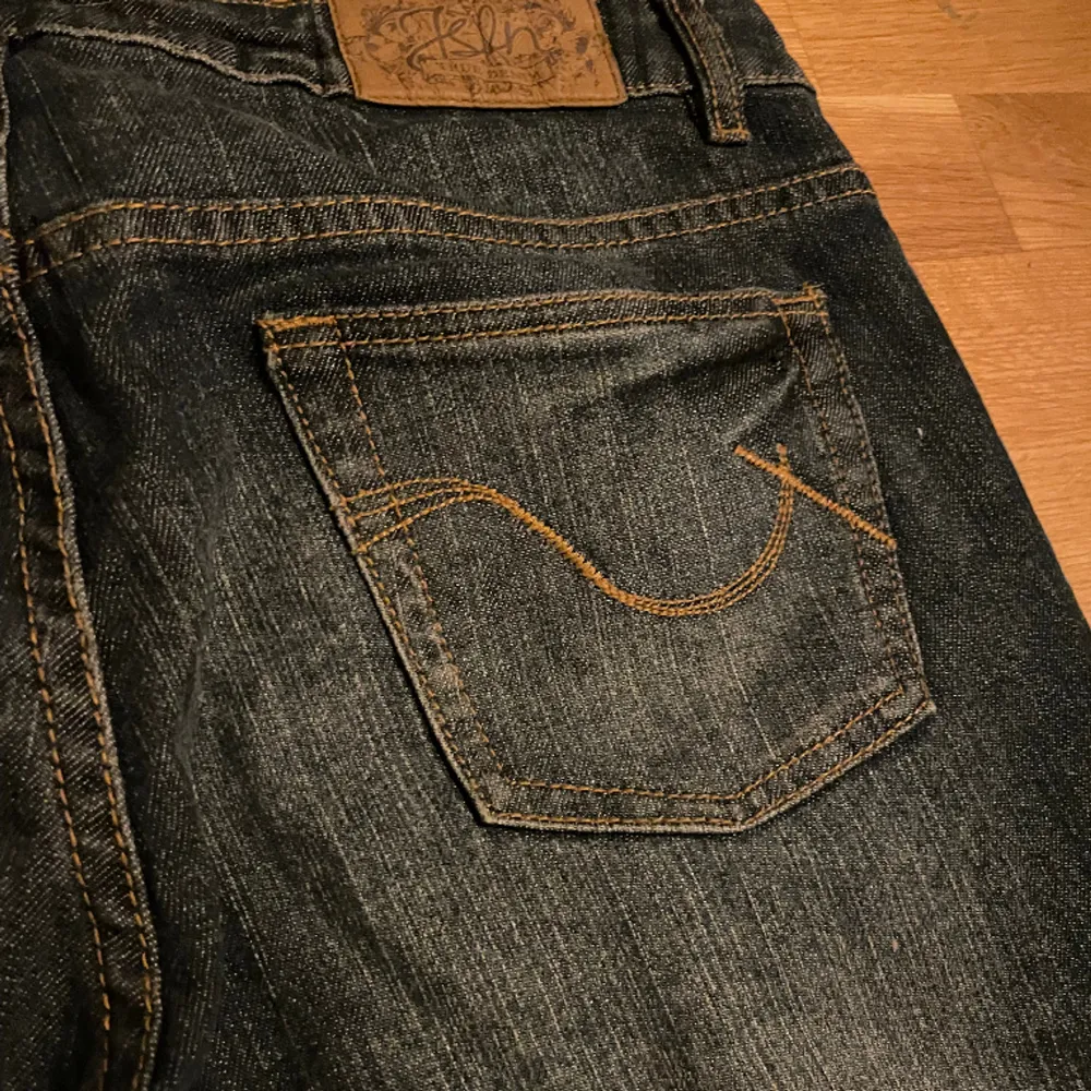 Jätte snygga bootcut jeans, super snygga men förstora i midjan på mig. Det går och använda skärp till. Skriv om ni har frågor!. Jeans & Byxor.