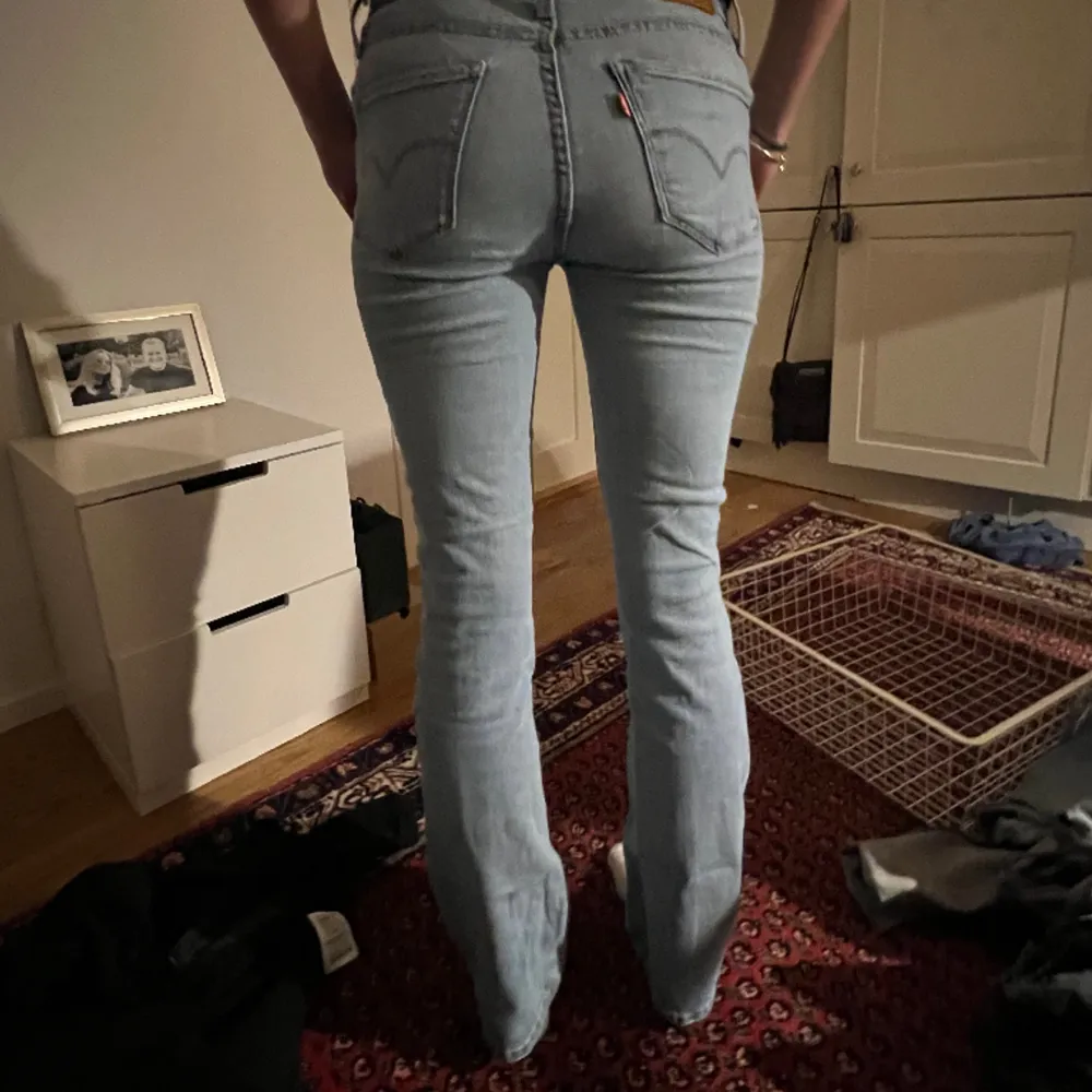 Snygga ljusa Levis jeans i modellen 725, priset kan diskuteras . Jeans & Byxor.