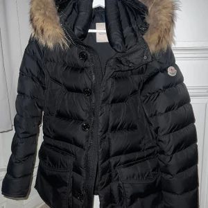 Moncler Cluny Down jacket  - Säljer min vinterjacka då jag köpt en ny, 8-8,5/10 i cond, väldigt fin och fräsch! Inköpt förra året på Olsens i Malmö! Hittar tyvärr inte kvittot men fortsätter leta efter de, men kan garantera att den är äkta! Kom med bud, billigare vid snabb affär👍