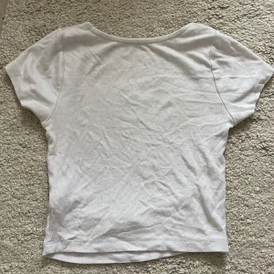 Topp - Söt topp med öppen rygg från stradivarius, toppen är i väldigt bra skick och har inga defekter🤩