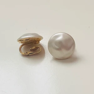 Clipsörhängen  - Vintage örhängen från trifari Vackert guldfärgade med skimrande pärlor   Okänt material 