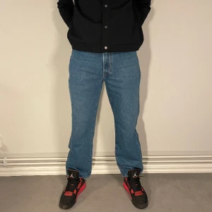 Levis jeans  - 36. Hej! Säljer nu dessa helt nya levis jeans. Modellen är 188cm Nypris 1499