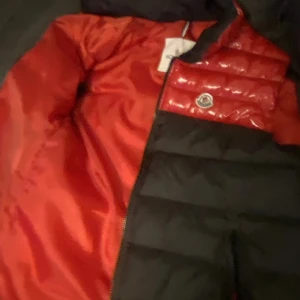 moncler väst - El moncler väst som inte passar mig den är väldigt skön och gillar den jättemycket inga skador på den.