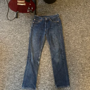 Levis 501 - Levis 501 blå, strl 28/30 Köptes på Levis hemsida för ca 1 år sedan och säljer då dom är för små nu. Bra skick, endast ett litet flaw under höger knä, se bild Skriv gärna för fler bilder eller mer info (Köparen betalar frakt)