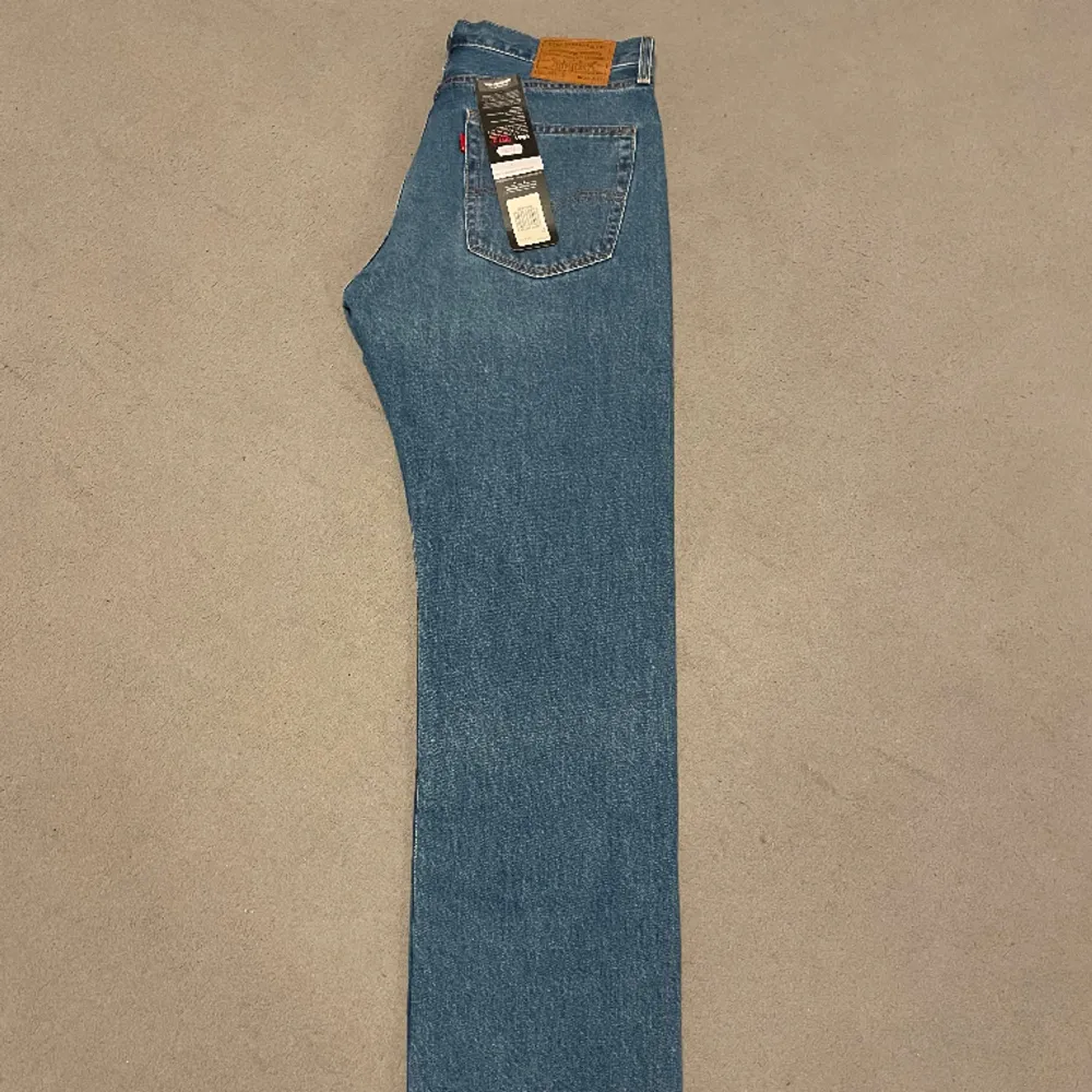 30.Hej! Säljer nu dessa helt nya Levis jeans. Modellen är 184cm Nypris. Jeans & Byxor.