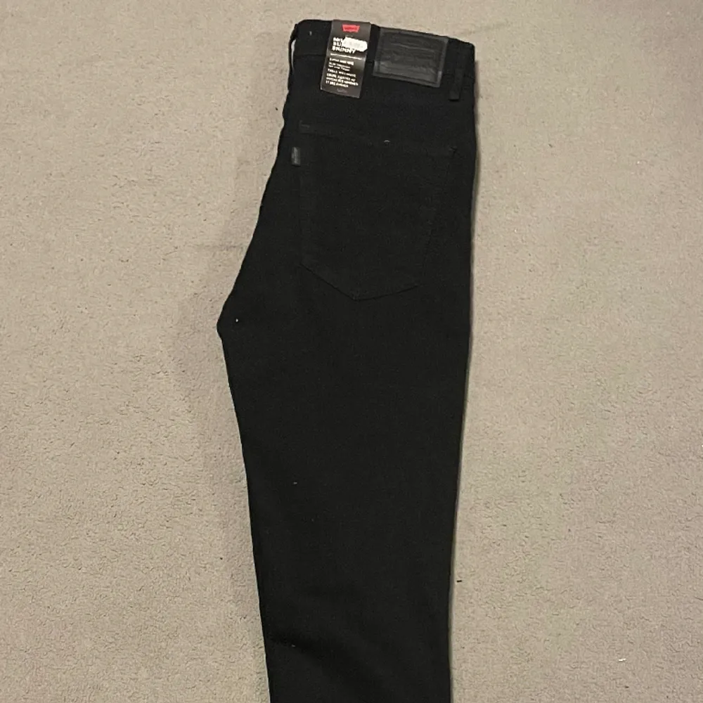 57. Hej! Säljer nu dessa helt nya Levis jeans.  Nypris 1599. Jeans & Byxor.