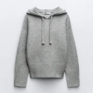 Stickad hoodie💘 - Stickad hoodie från H&M🫶🏼bra skick! Första bilden är från zara men denna är snarlik☺️
