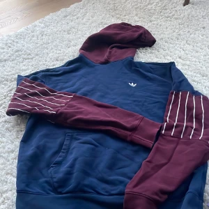 Hoodie adidas - Hoodie från adidas, ficka på magen, snören till luvan finns ej