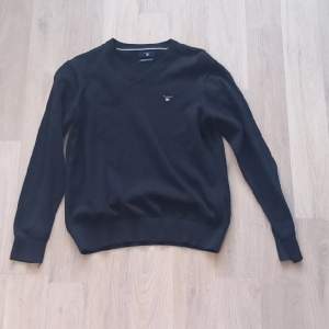 Stilren sweatshirt från Gant. V Neck Storlek 146-152. Mörkblå färg och passar perfekt med en skjorta under. Pris kan diskuteras.
