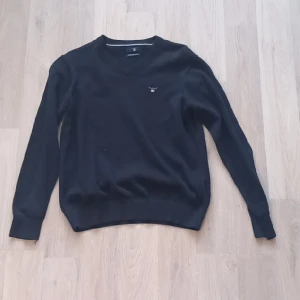 Navy blue gant v neck - Stilren sweatshirt från Gant. V Neck Storlek 146-152. Mörkblå färg och passar perfekt med en skjorta under. Pris kan diskuteras.