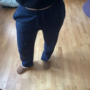 Mjukisbyxor  - Fina lågmidjade mjukisbyxor från Bikbok. Långa i benen. 