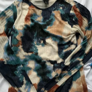 tröja med mönster - i jättebra skick 