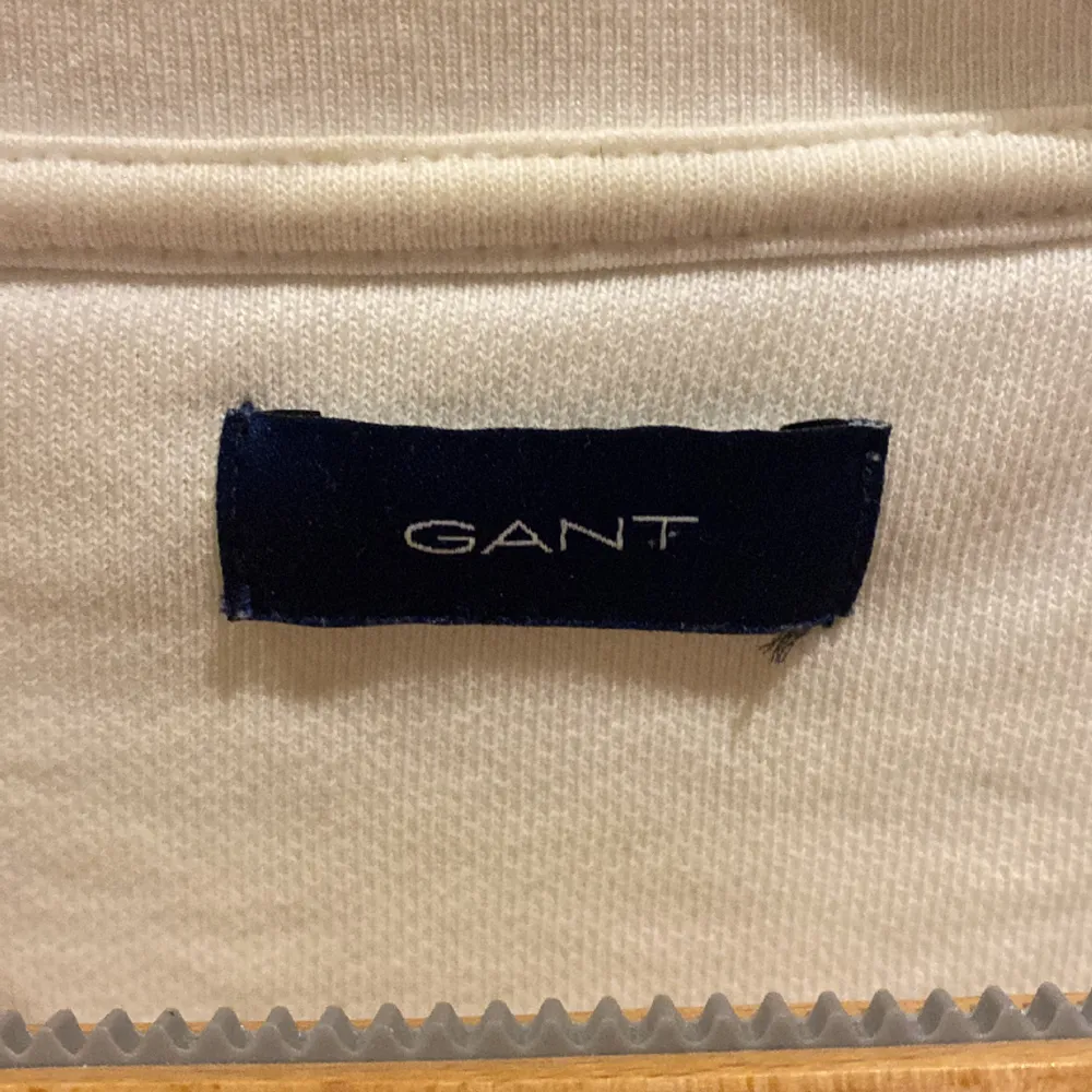En vit tröja från Gant. Tröjor & Koftor.