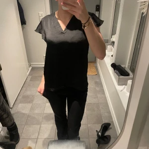 Svart silkeströja  - Säljer min super fina silkeströja med lite volang armar för att den inte kommer till användning💓skriv om fler bilder 