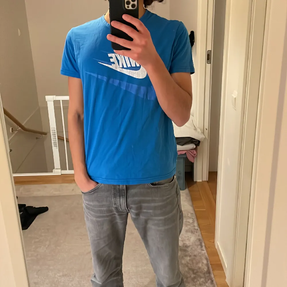 Det är en blå nike t-shirt med storleken Medium men passar även s storlek. T-paidat.