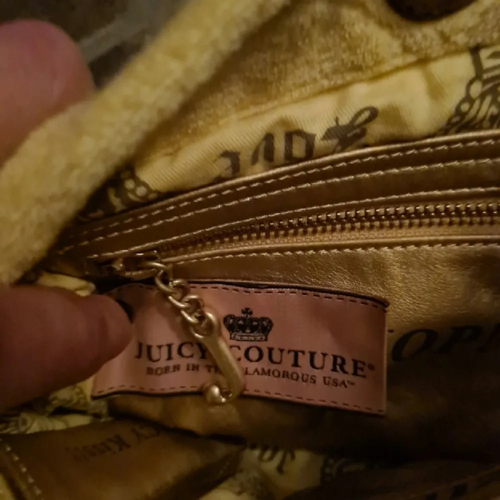 Alldeles underbar väska från Juicy Couture.  Väldigt bra skick.  Säljes via köp nu eller prisförslag, allt via Plick. . Väskor.