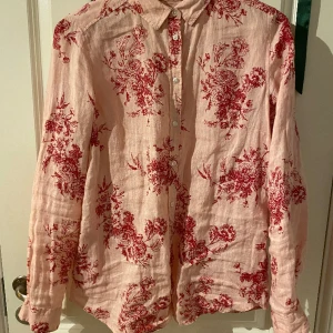 Rosa blommig skjorta - Luftig skön skjorta köpt second hand, nästan aldrig använd. Riktigt skön till sommaren o våren.