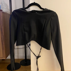 Crop top - ZARA - Superfin topp från Zara, croppad och med öppen rygg. Kommer tyvärr aldrig till användning.. 🖤 storlek M men passar även Xs-s