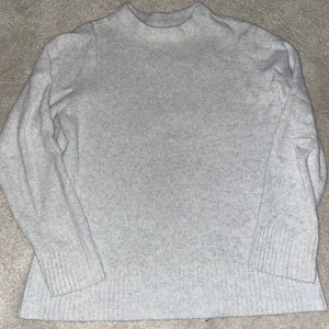 Stickad tröja  - Stickad grå tröja. Lite nopprig 💓 