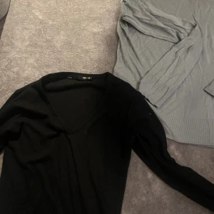 2 snygga basic tröjor  - 2 snygga tröjor jag säljer för det är lite för små och kommer ej till andvändning ! Den turkos/blå tröjan är i storlek S och den svarta tröjan är i xs ! Man man vill köpa båda så kostar det 60 kr ! Men annars 50 kr styck, går att diskutera priset