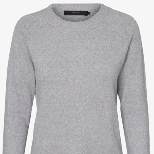 Grå stickad tröja  - Grå stickad tröja från Vero Moda. Lite nopprig 💓