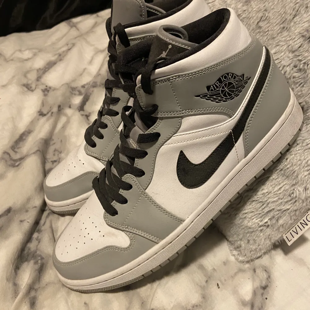 Air Jordan 1 Mid Light Smoke Grey  De är i fint skick med inga skador, smuts kan tvättas bort lätt! (Äkta skor, QR kod finns inne) skriv för mer bilder eller funderingar:). Skor.