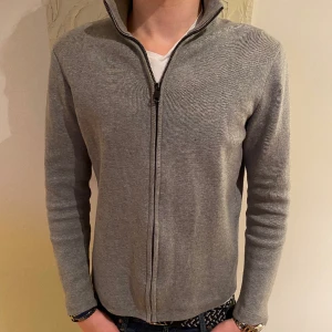 Zip Tröja - Säljer nu denna Grå Zip tröja som är i mycket väl skick och inte kommit till användning, skick 9/10! Pris kan diskuteras och hör av er med minsta fråga!😊