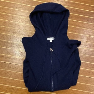 Kashmir zip - Säljer denna barlucio zip som jag fick i julklapp eftersom den är för liten. Skick 10/10 endast testad. Helt slutsåld på hemsidan. Hör av dig vid frågor!