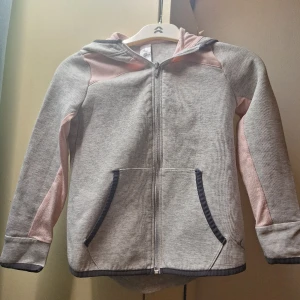 Sportjacka - sportjacka för barn 7-8 år. Mycket bra tillstånd